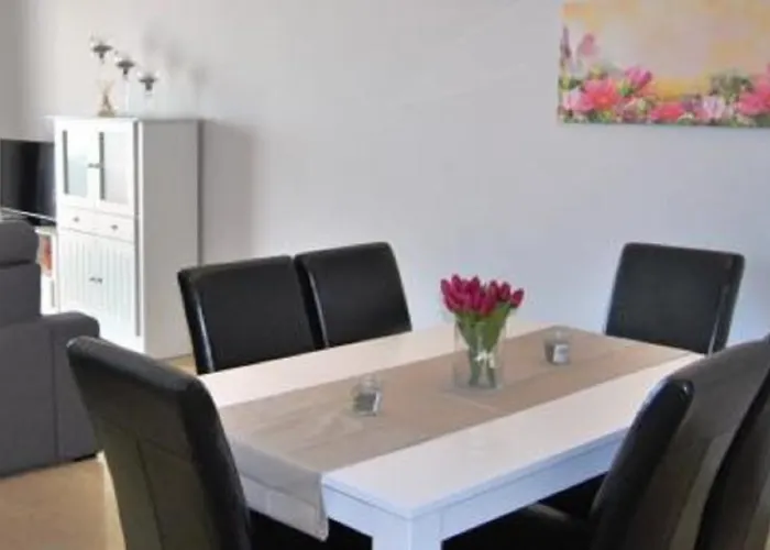 6 Personas En La Apartment *